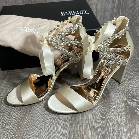 NEW Badgley Mischka Everafter Embellished Blocked Heel Sandal in Ivory Satin 8.5 - Picture 1 of 14
